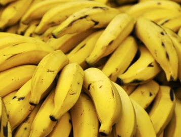 Plus-De Esch leverde gratis 2 bestelbussen vol bananen