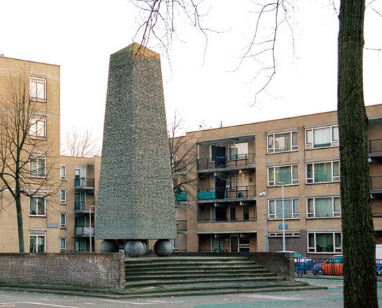 Meer dan een zuil: de ‘Obelisk’ op het Marnixplein