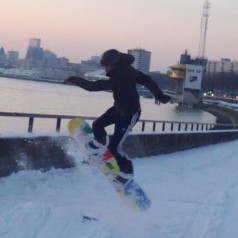 Snowboarden aan de Maas