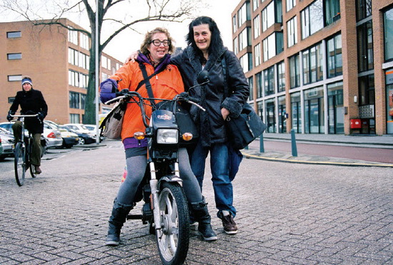 Tiny, rechts, en Didi op de Goudse Rijweg in Crooswijk