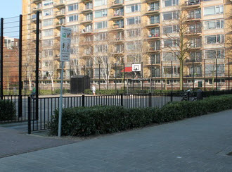 Dialoog gaande over sportveld Speelmanstraat