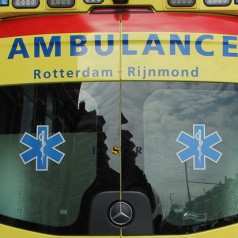Auto op zijn kant in Koningslaan Rotterdam