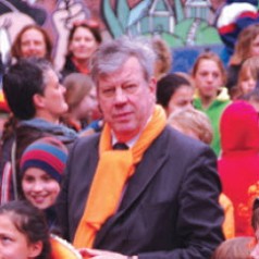 High fives van minister