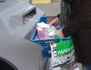 Lege flessen, oud papier en restafval