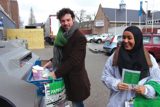 Lege flessen, oud papier en restafval