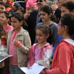 Rubroekse kinderen voor schoon en heel