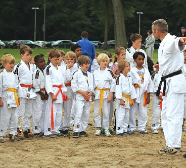 Sportschool Jayra trainde in de open lucht