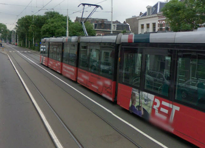 Nat pak bij tramhalte Avenue Concordia
