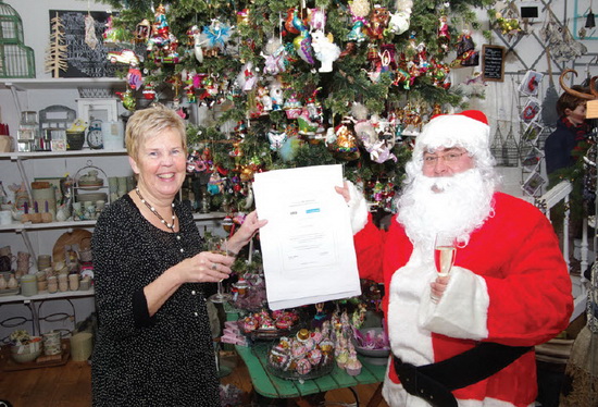 Lia Pakker met de enige echte Kerstman en de oorkonde nominatie Lusthofstraat, beste winkelstraat 2013 van Rotterdam.