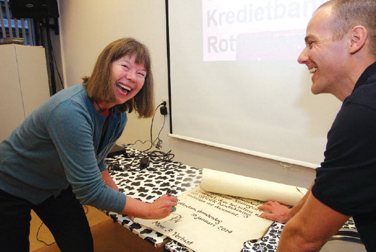 Paulette Verbist zette afgelopen donderdag haar handtekening op heus perkament.
