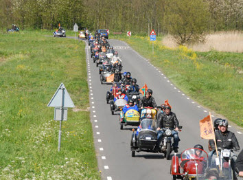 Bonte stoet 100 zijspanmotoren