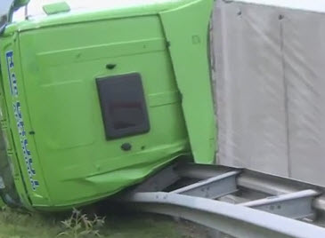 Gekantelde vrachtwagen op afslag A16 Kralingse Plein