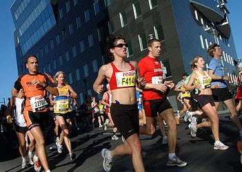 Onoplettende Dennis loopt per ongeluk de marathon