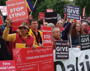 Luid protest tegen de Dalai Lama