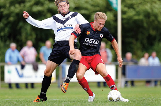 Een van de nieuwelingen bij Excelsior, Tom van Weert in actie tegen CVV Be Fair. Foto Jan den Breejen