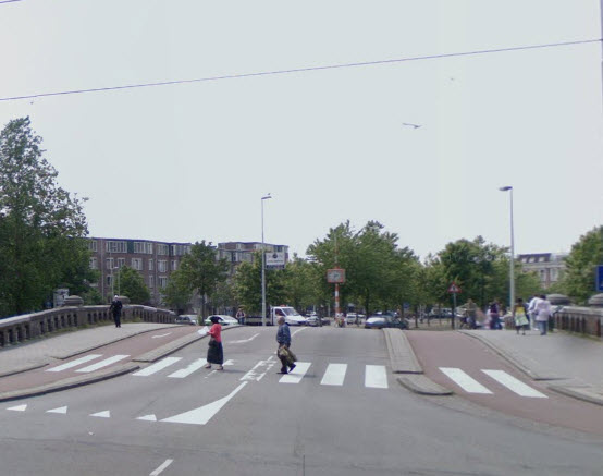 Auto botst op Rotterdamse tram