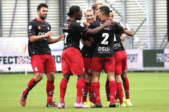 Vreugde bij de spelers nadat Excelsior op een 2-0 voorsprong was gekomen tegen Go Ahead Eagles. Foto: Carla Vos