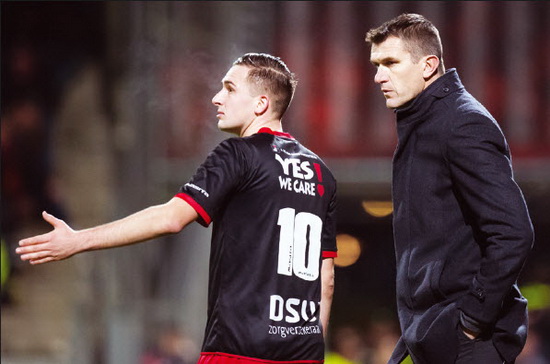 Marinus Dijkhuizen geeft aanwijzingen aan Jeff Stans tijdens de thuiswedstrijd tegen Feyenoord. Foto: Jan den Breejen