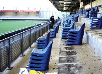 Nieuwe rode en zwarte stoeltjes in Stadion Woudestein