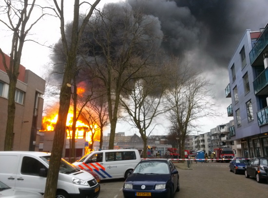Grote brand in buurtcentrum op Vredenoordplein