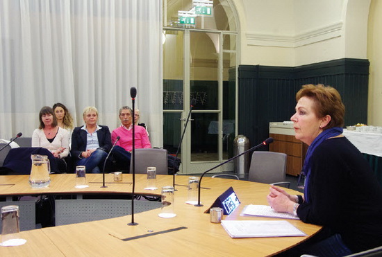 Crooswijkse Anneke Strasters bracht protest met 1.200 handtekeningen naar stadhuis