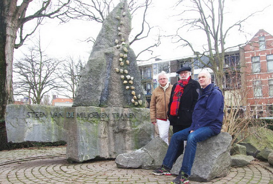 Van links naar rechts Dik Vuik, Jan Wagner en Einar Been, bij de Steen van de Miljoenen Tranen