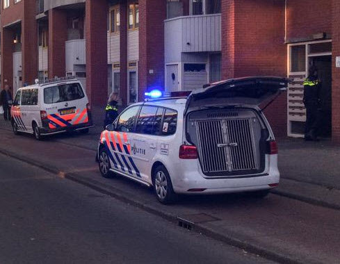 Verwarde man zwaait met messen in Jonker Fransstraat