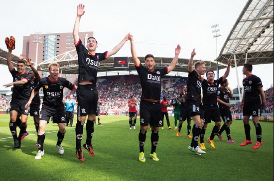 De spelers van Excelsior vieren feest