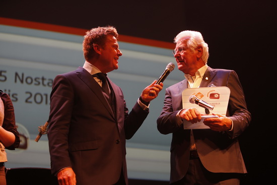 Gerard Cox krijgt NPO Radio 5 Nostalgia Oeuvreprijs uitgereikt