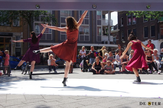 Dansen bij de ijssalon Doppio