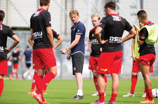 De nieuwe hoofdtrainer Fons Groenendijk spreekt de selectie van Excelsior toe. Foto: Jan den Breejen