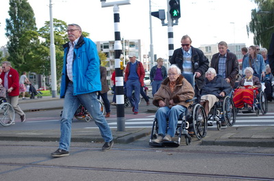 In de rolstoel de wijk door