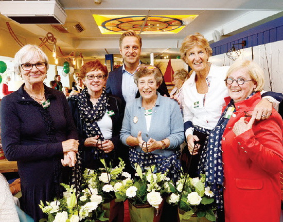 Van links naar rechts: Yvonne Damen-Hendriks, Mary van ‘t Hof-Lexmond, wethouder Hugo de Jonge, Siby van Hartingsveldt-Horneman, Anne Marie Hueting-Versteegh en Lenie van Doorn-Petit. Foto: Arjen Jan Stada