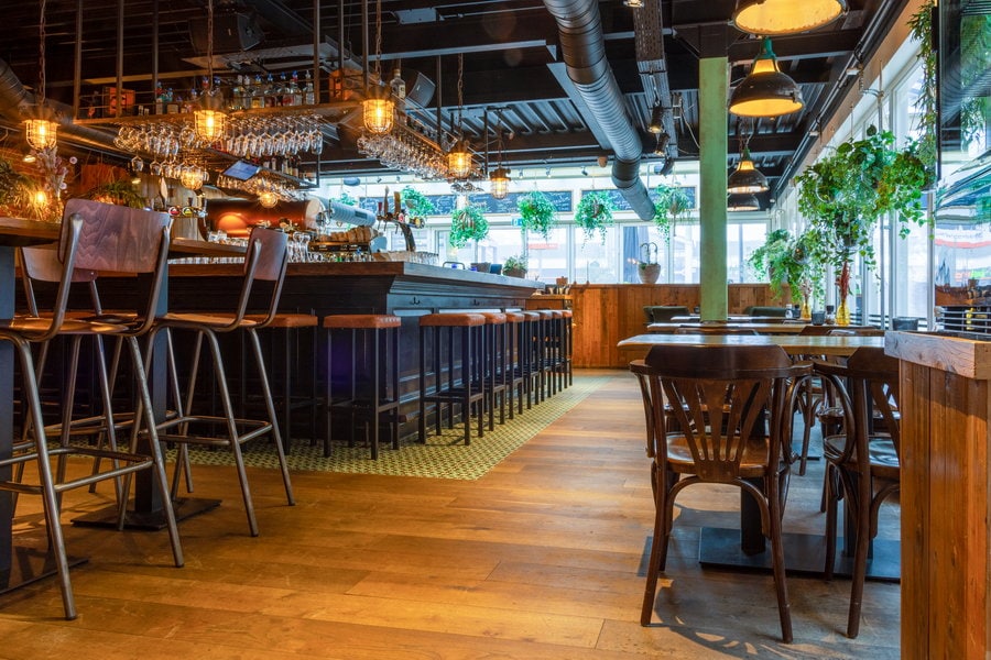 Eetcafé Otto Hahn, “kloppend hart” van De Binnenhof in Ommoord