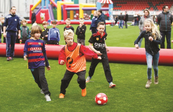 Ondanks de nederlaag van Excelsior vermaakten de jonge fans zich afgelopen zondag prima in Stadion Woudestein tijdens de Familiedag. Foto: Jan den Breejen