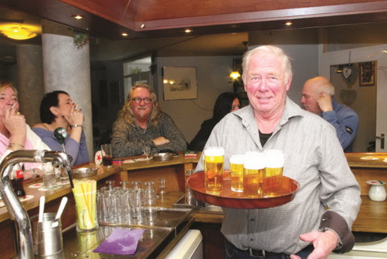 Jan ten Cate barman in Zaal De Duyf