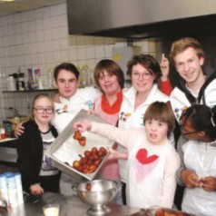 Oliebollen bakken bij de studenten