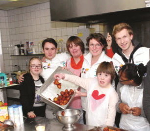 Oliebollen bakken bij de studenten