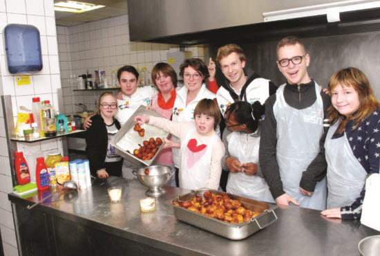 Oliebollen bakken bij de studenten