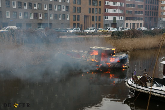 Pleziervaartuigen in brand aan boezemlaan