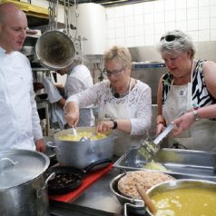 Senioren koken voor de gezelligheid