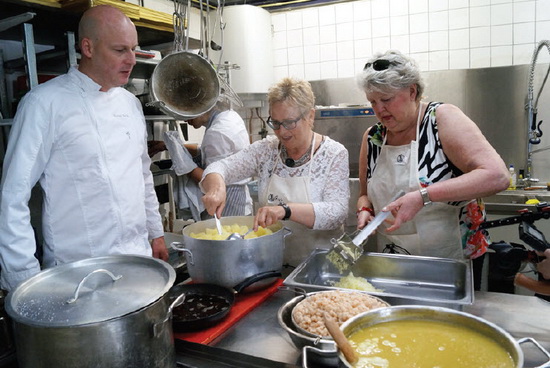 Senioren koken voor de gezelligheid