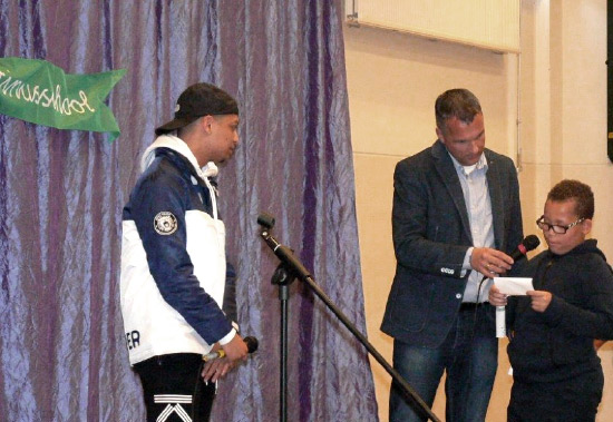 Rapper Ronnie Flex op bezoek bij de Johannes-Martinusschool!