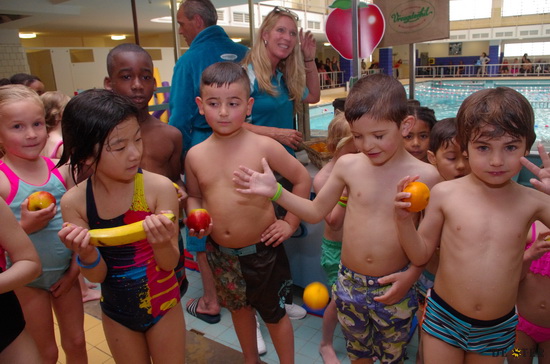 Fruit voor de kinderen in het Oostelijk Zwembad
