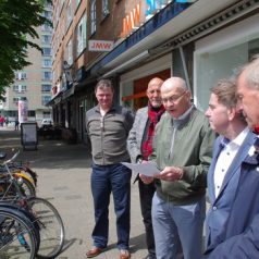 Rotterdammers lazen verzetsgedicht voor op de brandgrens