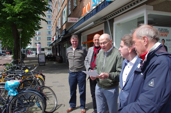 Rotterdammers lazen verzetsgedicht voor op de brandgrens
