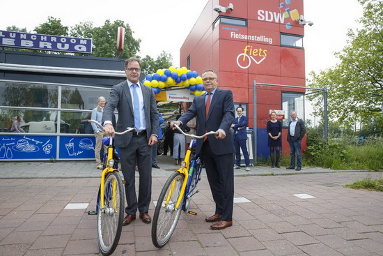 Pex Langenberg (wethouder duurzaamheid en mobiliteit) en Pedro Peters (directeur RET) geven startsein voor uitbreiding OV-fiets.