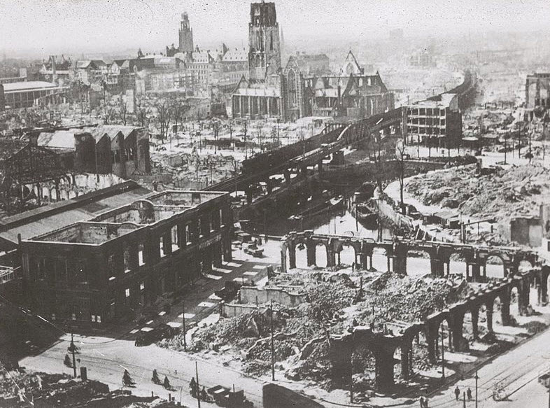 76 Rotterdammers herdenken 76 jaar bombardement