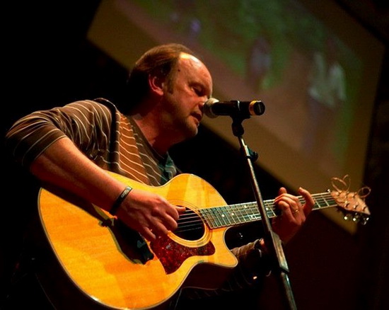 Paul Field treedt op in THYADE