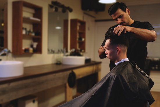 Rotterdamse ‘’Barbers for Freedom’’ knippen en scheren voor een goed doel